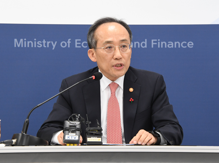 추경호 부총리 겸 기획재정부 장관이 12일 정부세종청사 기재부 기자실에서 열린 출입기자간담회에서 기자질문에 답변하고 있다.