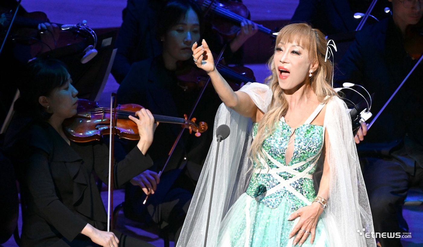 전자신문이 주최하고 호반그룹, 대·중소기업·농어업협력재단이 후원한 조수미 초청 IT 중소기업을 위한 송년 음악회 'Winter Fantasy with 조수미' 행사가 11일 서울 송파구 롯데콘서트홀에서 열렸다. 소프라노 조수미가 열창하고 있다. (사진=김동욱기자)