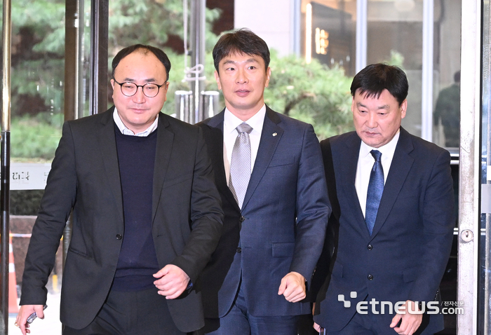 은행지주 이사회 의장 간담회 입장하는 이복현 금융감독원장