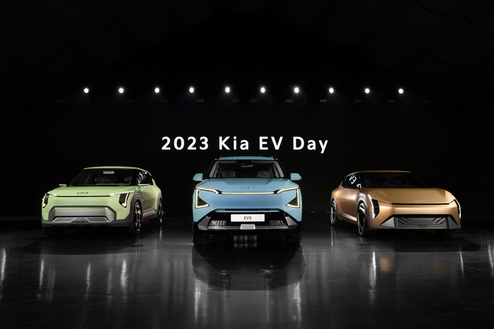 기아 2023 EV 데이에서 공개한 보급형 전기차 라인업. 왼쪽부터 EV3, EV5, EV4.