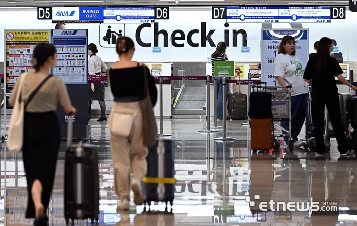 주말 서울 강서구 김포국제공항에서 여행객들이 탑승 수속을 하고 있다. 이동근 기자 foto@etnews.com