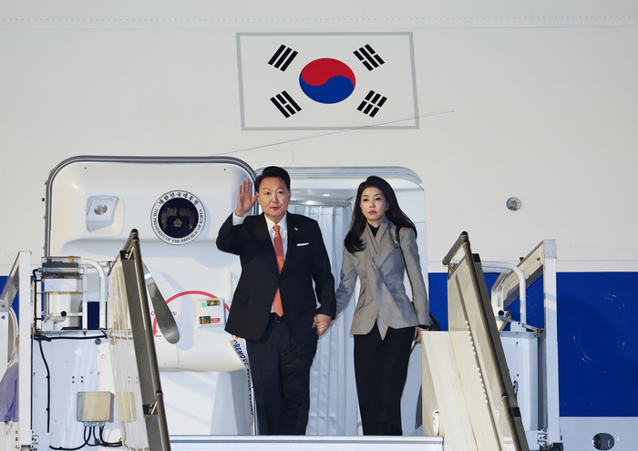 네덜란드를 국빈 방문한 윤석열 대통령과 부인 김건희 여사가 11일(현지시간) 암스테르담 스히폴 공항에 도착, 전용기인 공군 1호기에서 내리며 인사하고 있다. 연합뉴스