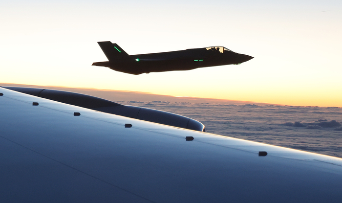 네덜란드를 국빈 방문하는 윤석열 대통령과 부인 김건희 여사가 탑승한 공군 1호기가 11일(현지시간) 네덜란드 공군기의 호위를 받고 있다. 연합뉴스