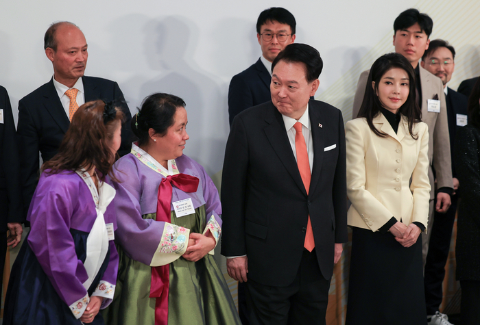 네덜란드를 국빈 방문한 윤석열 대통령과 부인 김건희 여사가 11일(현지시간) 암스테르담 한 호텔에서 열린 동포 만찬 간담회에서 동포들과 기념 촬영을 준비하고 있다. 연합뉴스
