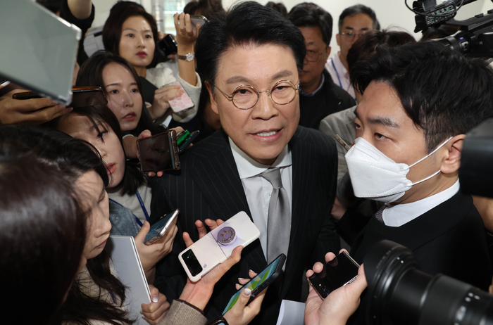 내년 총선 불출마를 공식 선언한 국민의힘 장제원 의원이 12일 서울 영등포구 국회 소통관에서 기자회견을 마친 후 취재진의 질문을 받으며 이동하고 있다.