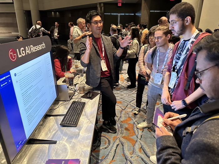 뉴립스 개막일 열린 엑스포 데이에서 이문태 LG AI연구원 어드밴스드 ML랩장이 엑사원 유니버스를 시연하고 있는 모습.