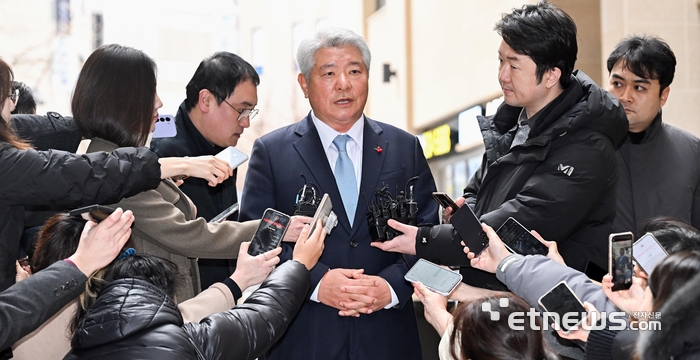 김홍일 방송통신위원회 위원장 후보자가 13일 오전 경기 과천시 정부과천청사 인근에 마련된 사무실로 출근하며 취재진 질문에 답하고 있다. 김 후보자는 검사 출신이라 전문성이 부족하다는 취재진의 질문에 “제가 그동안 법조계를 거치면서 쌓아온 법률 지식이나 규제와 관련한 여러 경험을 토대로 맡겨진 직분을 성실하게 수행해 우려를 불식시키도록 노력하겠다”고 밝혔다. 이동근기자 foto@etnews.com