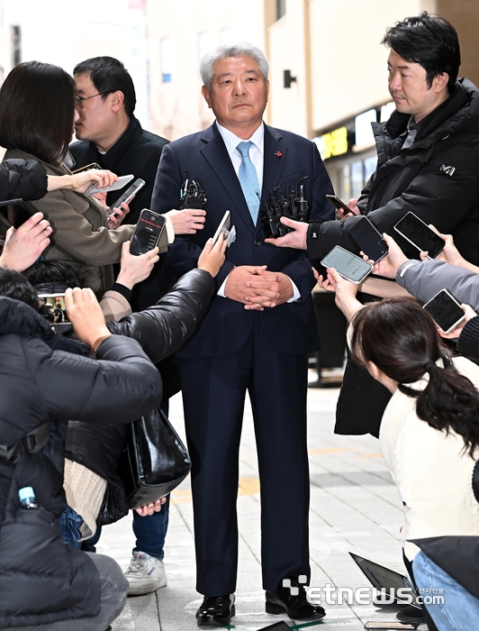 첫 출근 김홍일 “직분 성실수행으로 우려 불식 노력”