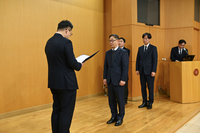 석유공사 관계자(오른쪽)가 한국공공 ESG연구원으로부터 우수기관 선정 관련 상장을 받았다.〈한국석유공사 제공〉