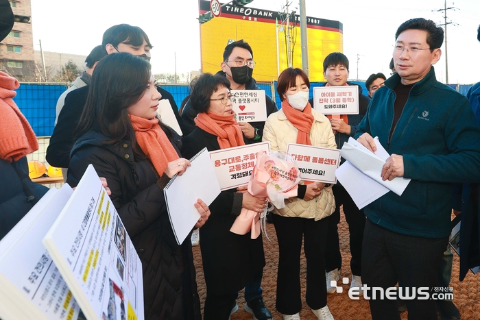 이상일 용인시장(오른쪽)이 내년 4월 입주가 예정된 기흥구 마북동 'e편한세상 플랫폼시티' 현장을 방문해 입주 예정자의 목소리를 듣고 있다.