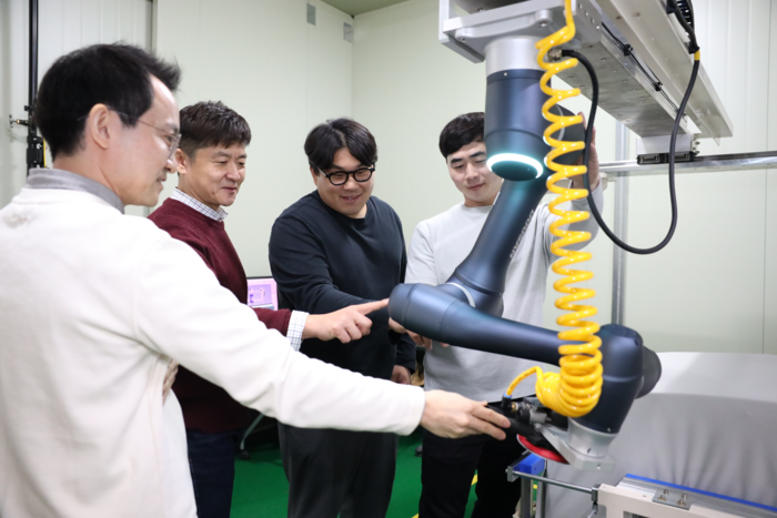 작업자-로봇 공존환경 실시간 디지털트윈 기술 개발을 이끈 이수웅 수석연구원 연구팀.