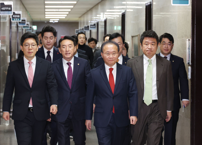 국민의힘 김기현 대표가 사퇴한 다음날인 14일 윤재옥 원내대표 겸 대표 권한대행과 지도부가 국회에서 열리는 최고위원회의에 입장하고 있다.