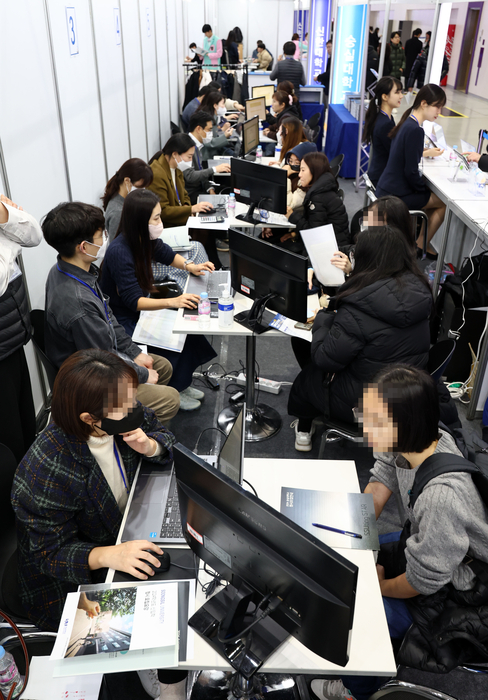 지난해 12월 14일 오전 서울 강남구 코엑스에서 열린 2024학년도 정시 대학입학정보박람회에서 학생과 학부모들이 상담을 하고 있다.