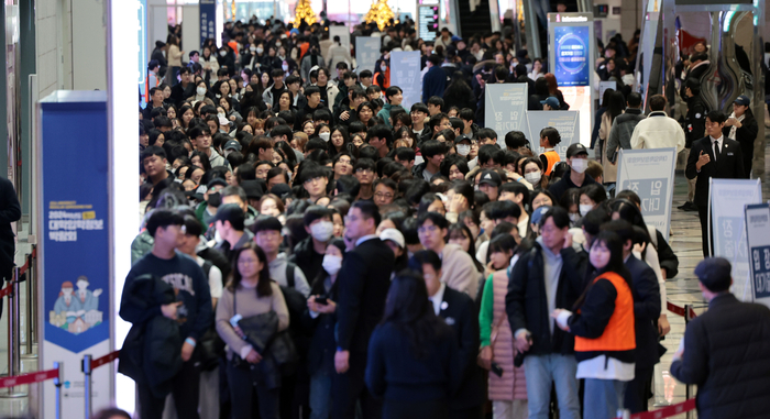 지난해 12월 14일 오전 서울 강남구 코엑스에서 열린 2024학년도 정시 대학입학정보박람회에서 학생들이 입장을 위해 줄을 서고 있다.