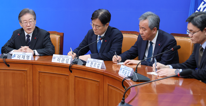 더불어민주당 이재명 대표가 14일 국회 당 대표실에서 대통령실 이관섭 정책실장과 한오섭 정무수석을 만나고 있다.