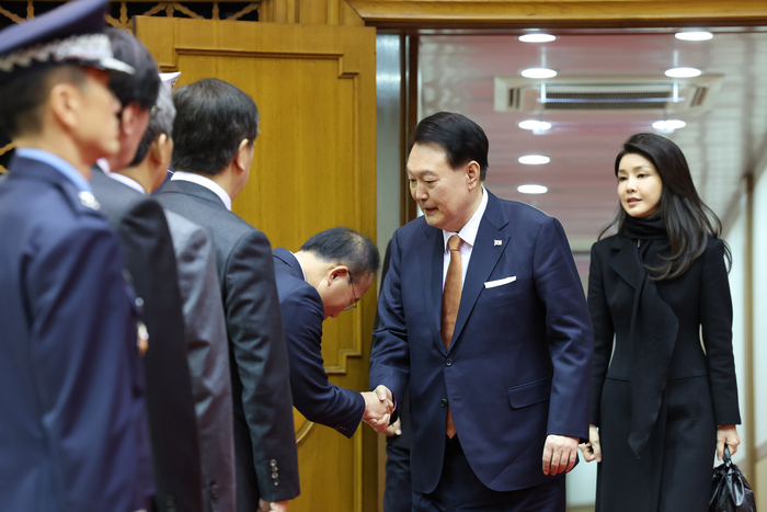 네덜란드 국빈 방문 일정을 마치고 귀국한 윤석열 대통령이 15일 성남 서울공항 2층 실내행사장에서 마중나온 국민의힘 윤재옥 원내대표 등과 인사하고 있다. 연합뉴스