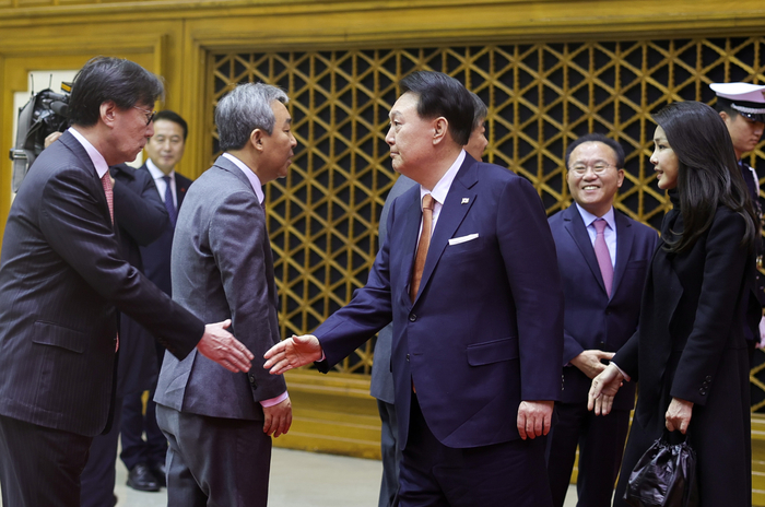 네덜란드 국빈 방문 일정을 마치고 귀국한 윤석열 대통령과 김건희 여사가 15일 성남 서울공항 2층 실내행사장에서 마중나온 장호진 외교부 1차관(왼쪽부터), 한오섭 정무수석, 김대기 비서실장, 국민의힘 윤재옥 원내대표 등과 인사하고 있다. 대통령실 제공