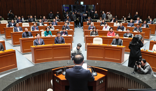 민의힘 윤재옥 당 대표 권한대행이 15일 오전 국회에서 열린 비상의원총회에서 발언하고 있다.