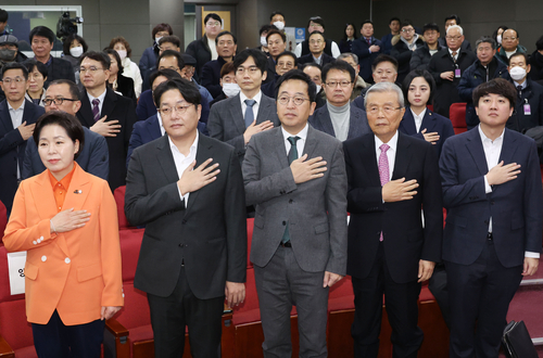 17일 국회 의원회관에서 열린 새로운선택 창당대회에서 참석자들이 국기에 대한 경례를 하고 있다. 앞줄 오른쪽부터 이준석 전 국민의힘 대표, 김종인 전 비대위원장, 금태섭, 조성주 새로운선택 공동대표, 양향자 한국의희망 대표, 뒷줄 오른쪽은 류호정 정의당 의원.