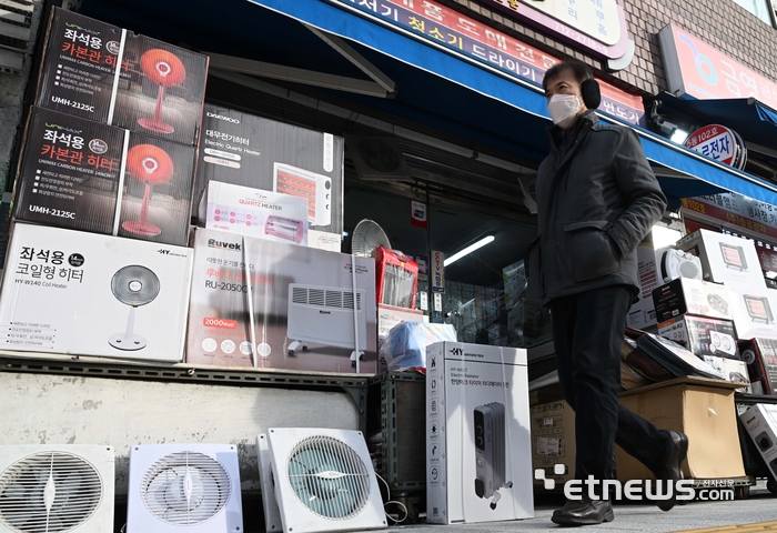 북극에서 남하하는 찬 공기로 전국적으로 한파특보가 발효된 18일 서울 용산구 전자상가의 한 가전매장 앞에 난방기기가 전진 배치돼 있다. 기상청에 따르면 이날 아침 최저기온은 영하 11도이며 체감온도는 영하 18도까지 떨어질 것으로 전망했다. 김민수기자 mskim@etnews.com