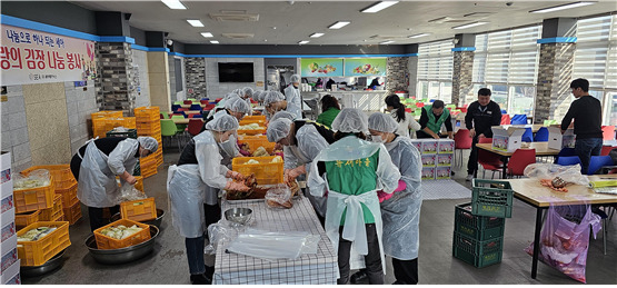 세아메카닉스 임직원들이 취약계층에 전달할 김장김치를 담그고 있다.