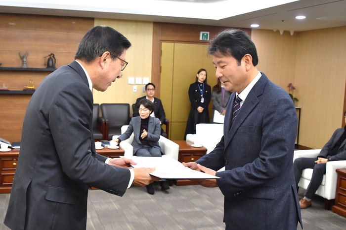 김태열 신임 부산정보산업진흥원장(오른쪽)이 박형준 부산시장으로부터 임명장을 받고 있다.