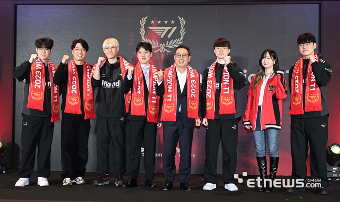 T1 롤드컵 우승 기념촬영하는 유영상 SKT 대표와 T1