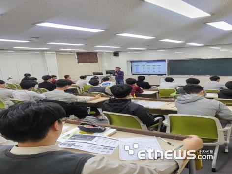 정형곤 티맥스인공지능개발센터장이 '4차 산업혁명, 우리의 선택과 역할'을 주제로 '찾아가는 과학특강'을 실시하고 있다.