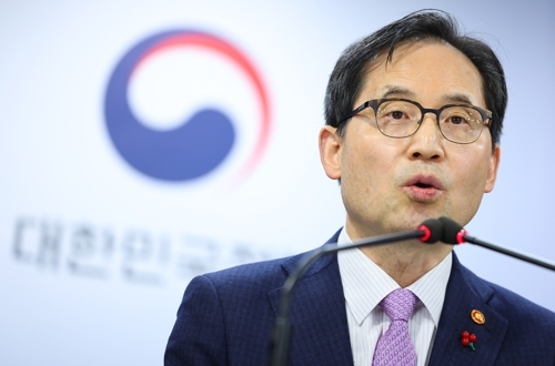 한기정 공정거래위원장이 19일 오전 정부서울청사 브리핑룸에서 플랫폼 독과점 폐해를 줄일 수 있는 플랫폼 경쟁촉진법 제정 관련 브리핑을 하고 있다. [자료:연합뉴스]