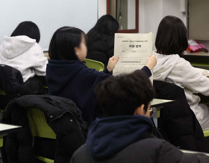 서울의 한 고등학교에서 학생들이 시험을 준비하고 있다. [연합뉴스]