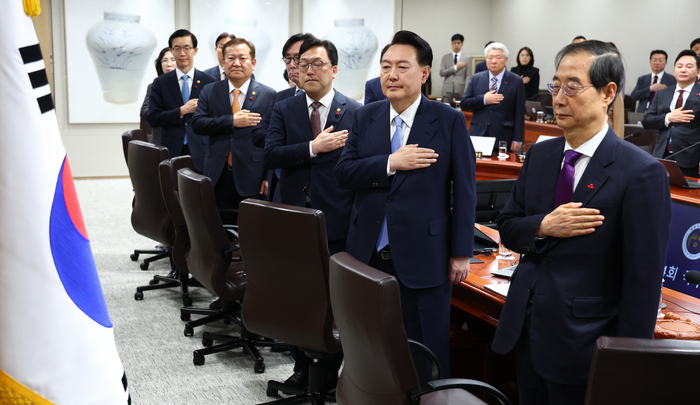 윤석열 대통령이 19일 서울 용산 대통령실 청사에서 열린 국무회의에서 국기에 경례하고 있다. 연합뉴스