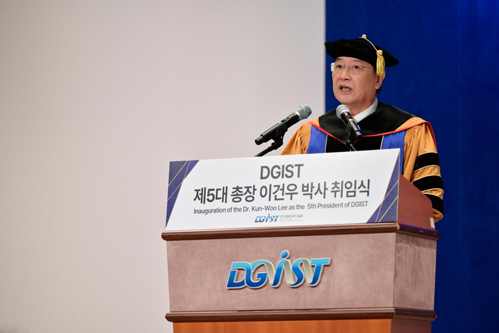 제5대 이건우 DGIST 총장이 취임사를 하고 있다.