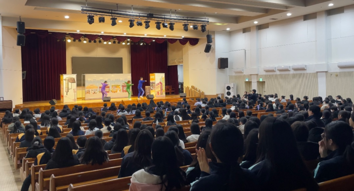 서울 동작구 숭의여자중학교 학생들이 지난 13일 학교 대강당에서 마약 예방 뮤지컬 '노마드'를 관람하고 있다. 사진=동작구