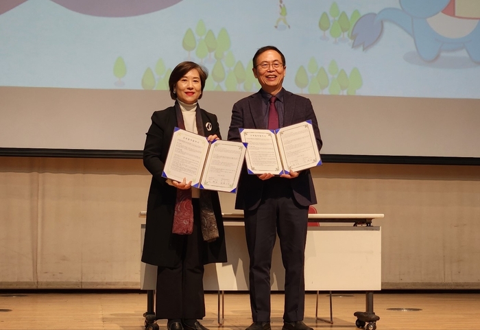 테크빌교육, 한국중등교장협의회 업무협약식 사진. 왼쪽부터 최은숙 한국중등교장협의회 부회장과 이형세 테크빌교육 대표가 업무협약 양해각서(MOU) 교환 후 기념사진을 촬영했다.