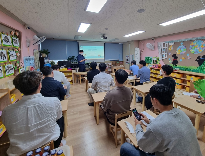 서울 관악구 가족센터가 운영한 '아버지 교실'에 참여한 주민들이 강의를 듣고 있다. 사진=관악구