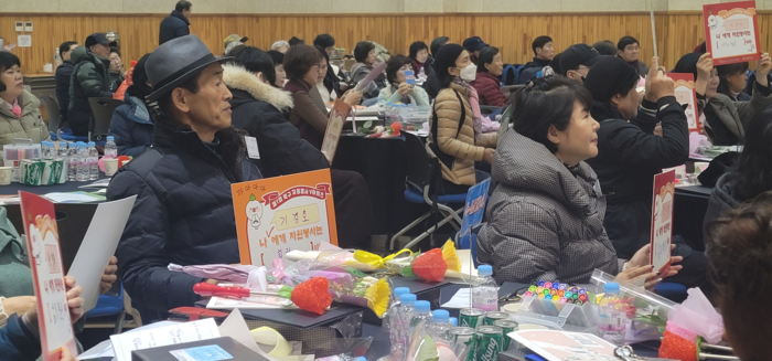 기경호씨(왼쪽) 등 봉사자들이 문인 광주 북구청장의 축사를 경청하고 있다.