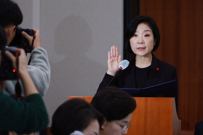 오영주 중소벤처기업부 장관 후보자가 21일 국회에서 열린 인사청문회에서 선서하고 있다. (사진=연합뉴스)