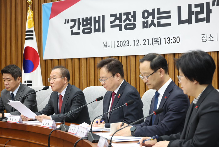 국민의힘 윤재옥 원내대표 겸 대표 권한대행이 21일 국회에서 열린 '간병비 걱정 없는 나라, 당정 협의회'에서 인사말을 하고 있다.