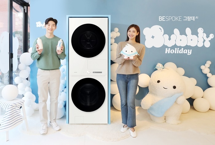 삼성전자 모델이 보마켓 경리단점에 마련된 삼성전자 '비스포크 그랑데 AI BUBBLY HOLIDAY' 팝업 전시를 소개하고 있다. 삼성전자는 비스포크 그랑데 AI 연말연시 소비자 감사 캠페인 'BUBBLY HOLIDAY'를 오는 24년 1월 11일까지 실시한다. 사진=삼성전자