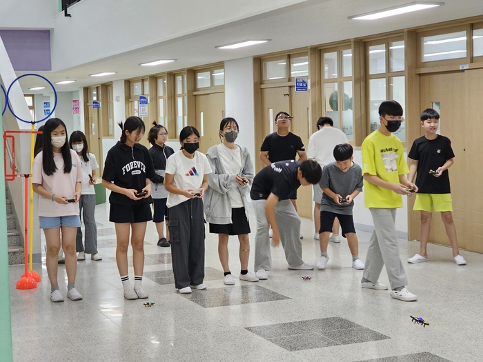 디지털새싹 캠프 운영기관인 이티에듀가 실시한 코딩드론 수업에 참여한 연가초등학교 학생들이 구호물품을 배달하는 드론 조종 실습을 하고 있다. 사진=이티에듀