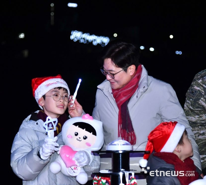 김병수 김포시장이 24일 접경지역 생태관광지인 애기봉평화생태공원에서 열린 크리스마스 트리 점등식에서 시민들과 만나 소통하고 있다.