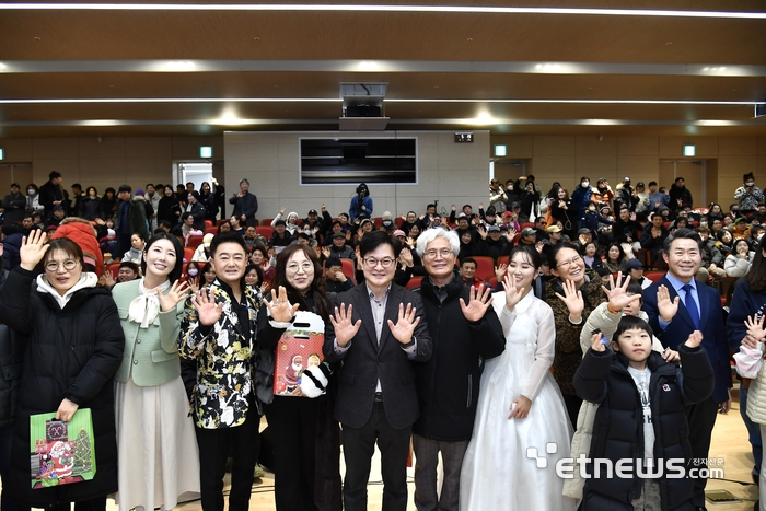 김병수 김포시장(왼쪽 다섯번째)이 애기봉에 몰래온 산타로 시민들에게 즐거움을 선사한 김포시 홍보대사들과 기념 촬영 했다.