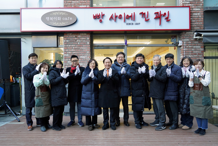 이성헌(왼쪽 여섯 번째) 서울 서대문구청장이 지난 22일 이화여대 앞 상가 골목에서 열린 행복이화 카페 '빵 사이에 낀 과일' 개업식에서 주민들과 기념촬영을 하고 있다. 사진=서대문구