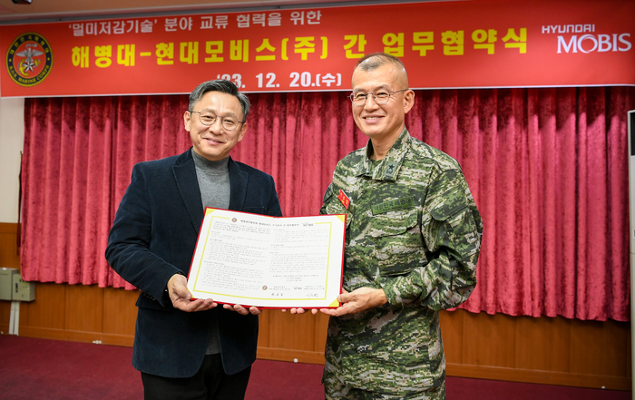 이승환 현대모비스 선행연구섹터장(왼쪽)과 박승일해병대사령부 전력기획실장 '멀미저감 기술분야 협력'을 위한 협약식에서 기념촬영을 하고 있다.