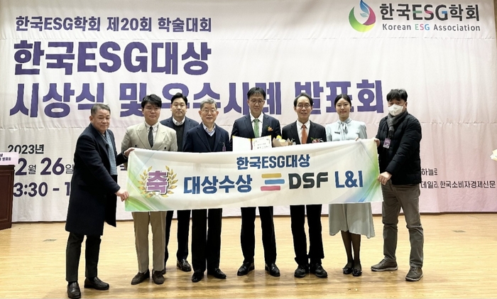 왼쪽 네번째부터 뉴패러다임 인스티튜트대표 문국현 대표, DSF L&I 박남 대표, 한국ESG학회 고문현 회장(사진=DSF L&I 제공)