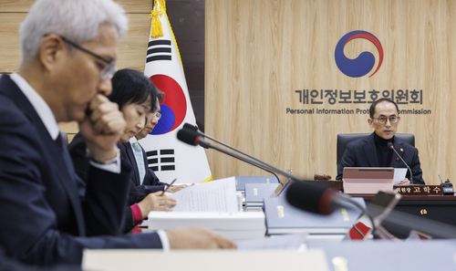 고학수 개인정보보호위원회 위원장이 27일 오후 서울 종로구 정부서울청사에서 열린 제21차 전체 회의에 참석해 회의 의제와 2024년도 사업계획 심의에 대해 발언하고 있다. 연합뉴스