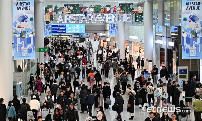 여행객으로 북적이는 인천공항 (사진=이동근기자)