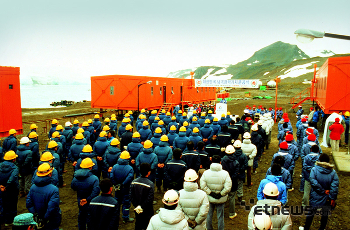 남극세종과학기지 준공식이 박긍식 과학기술처 장관을 비롯해 관계자 200여명이 참석한 가운데 현지에서 성대하게 열렸다. 극지연구소 제공