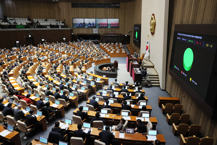 28일 국회 본회의에서 옥외광고물 등의 관리와 옥외광고산업 진흥에 관한 법률(옥외광고물법) 개정안 표결 결과가 표시되고 있다. 연합뉴스