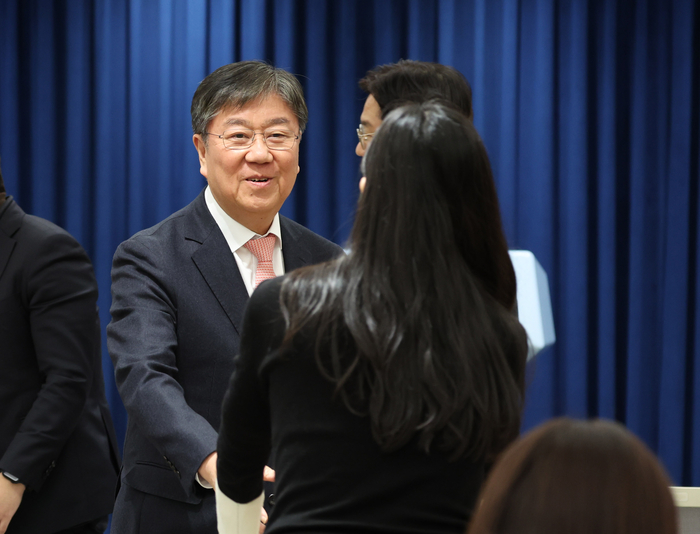 사직을 발표한 김대기 대통령 비서실장이 28일 서울 용산 대통령실 청사에서 열린 인사브리핑에서 출입기자들과 인사하고 있다. 연합뉴스